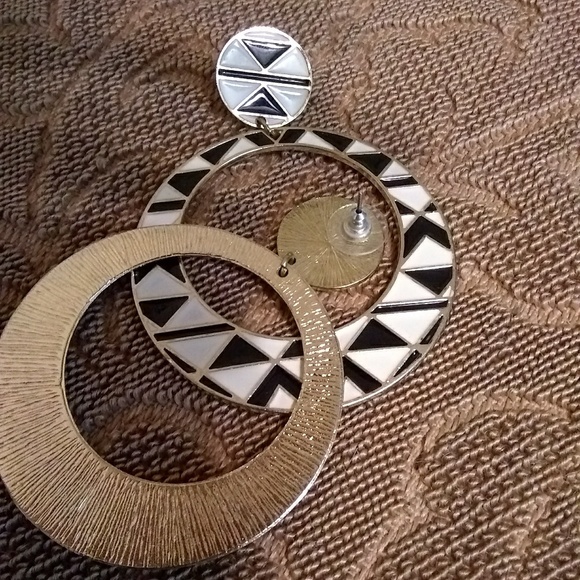 Geometric Black/white and gold enamel earrings. - Picture 2 of 4